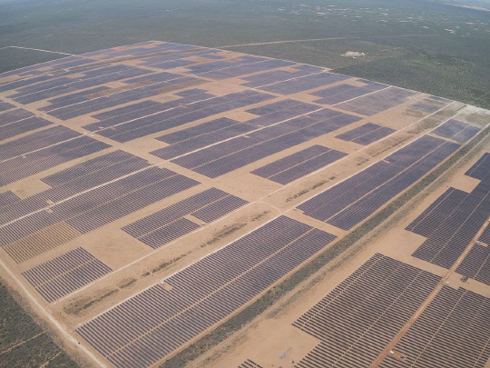 한화에너지 미국 자회사 174파워글로벌이 개발해 운영 중인 미국 텍사스주 태양광 발전소 전경. <한화그룹 제공>