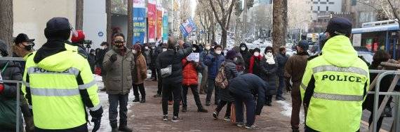 국정농단 사건과 국가정보원 특수활동비 상납사건으로 기소된 박근혜 전 대통령의 재상고심 공판이 14일 서울 서초대로 대법원에서 열렸다. 박 전 대통령 지지자들이 인근 거리에서 '즉각 석방, 탄핵 무효' 피켓시위를 하고 있다. 사진=박범준 기자