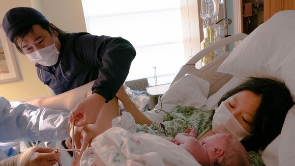 황상호씨가 지난 2020년 9월14일(현지시각) 미국 로스엔젤레스의 한 병원에서 갓 태어난 아들 하라의 탯줄을 직접 자르고 있다. 황상호씨 제공