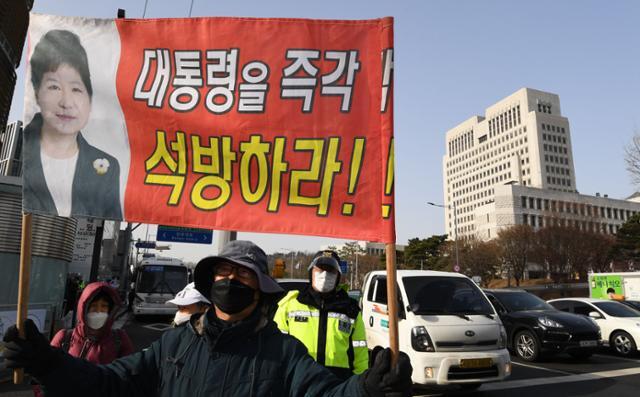 박근혜 전 대통령 재상고심 선고 공판이 열린 14일 서울 서초구 대법원 앞에서 지지자들이 석방을 촉구하고 있다. 배우한 기자
