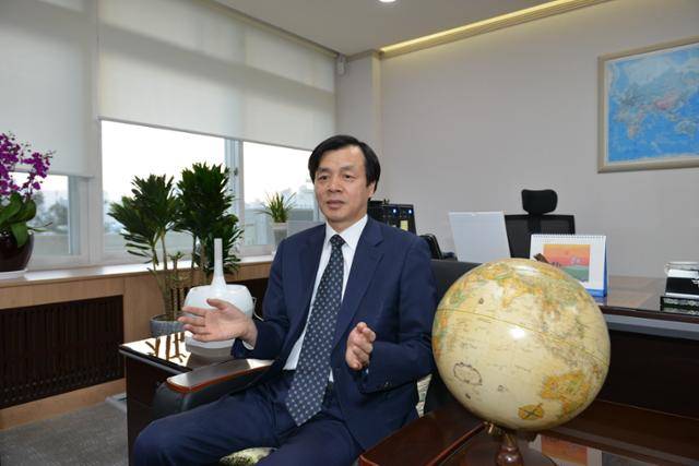 진기훈 대구시 국제관계대사가 13일 자신의 집무실에서 대사로 근무했던 투르크메니스탄과 아프가니스탄의 현지 사정과 한류에 대해 얘기하고 있다. 김재현 기자