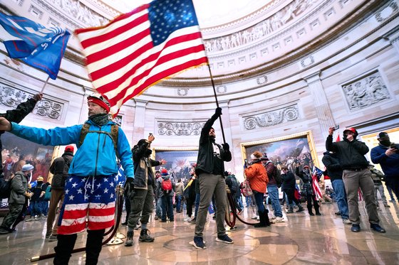 1월 6일 트럼프 지지자들이 워싱턴 의사당 건물해 난입, 로턴다홀에서 미국 국기를 흔들며 소동을 피우고 있다.  EPA