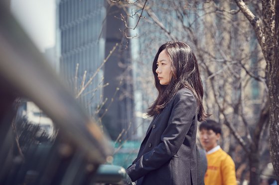 '#아이엠히어'에서 수수께기의 한국 여성 수를 연기한 배두나. 2년 전 부산영화제에서 영화를 첫 공개하며 그는 "미국‧일본 작품도 했지만, 한국 배경의 외국 작품 안에 있으면 확실히 떨린다"고 털어놨다. [사진 NEW]