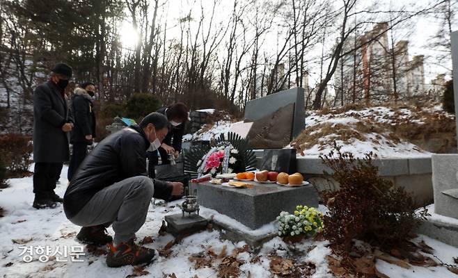 열사의 형 박종부씨를 비롯한 유가족들이 열사와 열사의 묘에서 향을 피우고 있다. / 권도현 기자