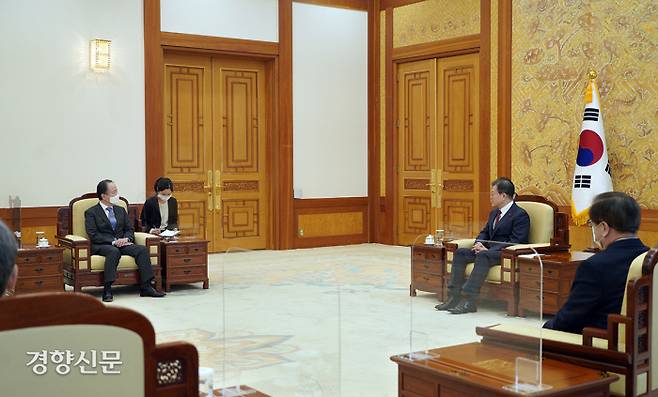 문재인 대통령이 14일 청와대 본관 접견실에서 도미타 코지 주한일본대사를 접견하고 있다. 청와대 제공