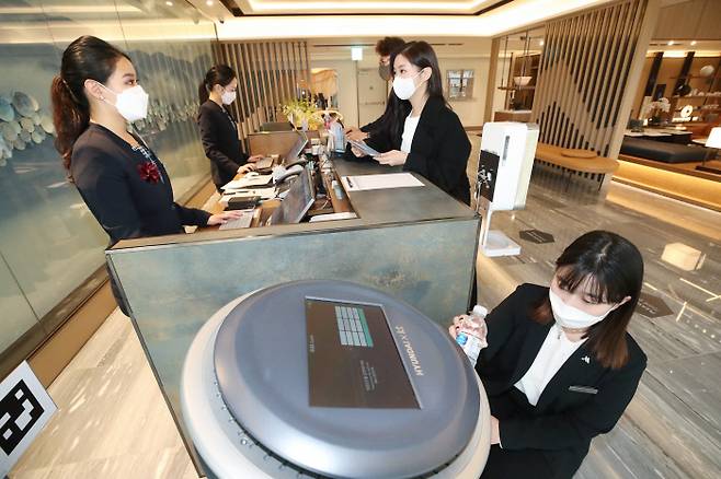 대구 메리어트 호텔&레지던스에서 직원들이 KT의 AI 호텔로봇을 사용하고 있다. KT제공