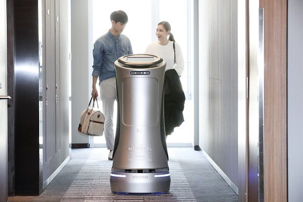 KT가 노보텔 앰배서더 동대문에 선보인 AI 호텔로봇. KT제공