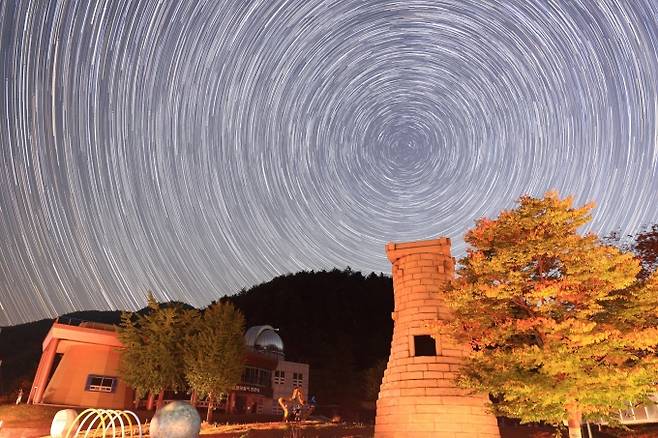 ▲ 국제밤하늘보호공원 천문대애서 관찰한 별들의 움직임. 영양군 제공