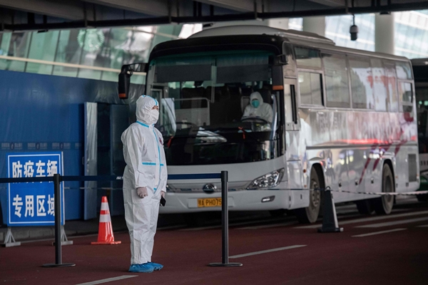 14일 중국 후베이성 우한의 국제공항에서 보호복을 입은 방역당국 관계자가 대기하고 있다. AFP 연합뉴스