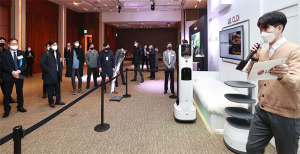 매일경제가 14일 서울 중구 신라호텔에서 개최한 `2021 매경 CES 비즈니스 포럼`에서 LG전자 직원이 배송 업무가 가능한 자율주행 서비스 로봇 `LG 클로이 서브봇`을 소개하고 있다.  [한주형 기자]