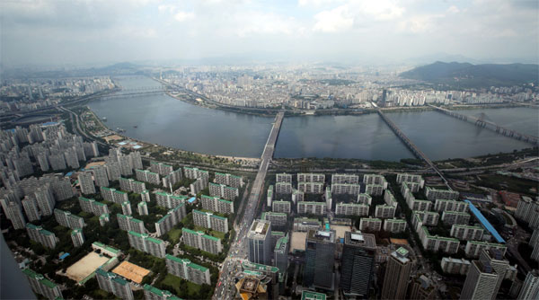 서울은 한강이라는 천혜의 자원을 가지고 있음에도 층고 규제 때문에 강변에 성냥갑 아파트만 가득 들어서 있다. 전문가들은 용도지역을 중심으로 한 도시계획에서 벗어나 전체적인 차원에서 서울을 `리빌드(Rebuild)`해야 한다고 주문했다.  [매경DB]