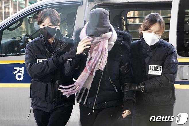 (서울=뉴스1) 이승배 기자 = 집행유예 기간 중 또다시 마약을 투약했다는 의혹을 받는 남양유업 창업주의 외손녀 황하나씨가 7일 오전 서울 마포구 서울서부지방법원에서 열린 구속 전 피의자심문(영장실질심사)에 출석하고 있다. 앞서 황씨는 2015~2019년 남자친구인 가수 겸 배우 박유천씨 등 지인과 함께 향정신성 의약품을 여러 차례 투약한 혐의로 구속기소됐다. 황씨는 지난해 7월 1심에서 징역 1년에 집행유예 2년을 선고받으면서 풀려났다. 검찰과 황씨 측은 모두 항소했지만 2심은 쌍방 항소를 기각했다. 2021.1.7/뉴스1