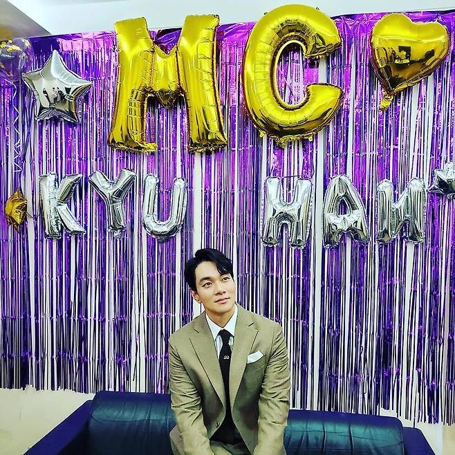 Actor Kyu-han Lee encouraged the first broadcast of the Catch On Show.Kyu-han Lee wrote on his Instagram account on January 14, Catch-on show. This is First broadcast today. 11 a.m., 11 p.m.I uploaded a picture with the phrase embarassed.In the photo, Kyu-han Lee shows off her dignified figure in a suit, which thrilled her fanship with a warm visual in front of a balloon celebrating MC.