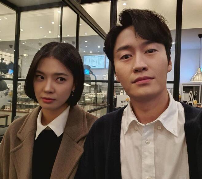 Actor Im Se-mi has released a two-shot with Right of.Im Se-mi posted two photos on his instagram on January 14 without any comment.The photo shows Im Se-mi and Right of taking a selfie with a friendly lover force.The photo taken at the TVN Drama True Beauty which is currently on air, gave a sweet atmosphere such as putting arms in front of each other.In True Beauty, Im Se-mi appears as Moon Ga-youngs sister Lim Hee-kyung, Right of Moon Ga-young, and Cha Eun-woo high school teacher Han Jun-woo.Two people in the play make a love line.