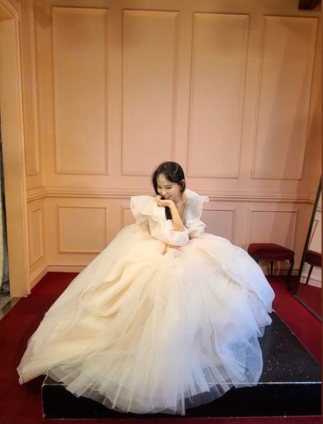 Actor Ji-woo Kim turned into a pure white angelJi-woo Kim posted a photo of her in a wedding dress on Instagram Story on January 14.With its rich bottoms in impressive white dresses, the beauty of Ji-woo Kim is more brilliant. The beautiful body line that has been made with steady exercise and diet attracts attention.