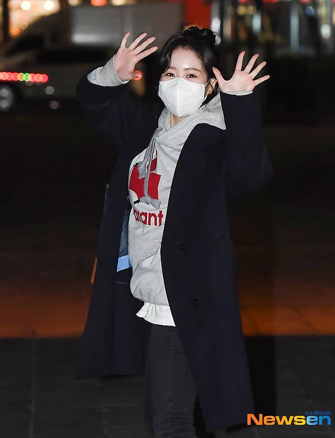 Actor Jin Ji-hee enters the SBS Mok-dong office building in Yangcheon-gu, Seoul to attend SBS Power FM Lee Juns Young Street on the afternoon of January 14.