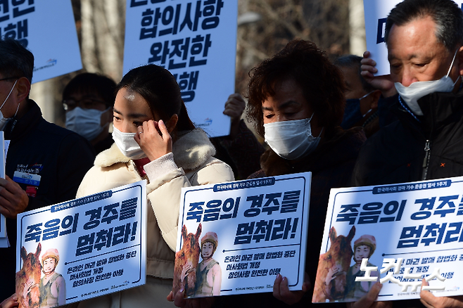 지난해 11월 정부서울청사 앞에서 열린 ‘문중원 열사 1주기 추모 주간 선포 기자회견’ 에 참석한 문 열사 부인 오은주 씨가 눈물을 닦고 있다. 황진환 기자