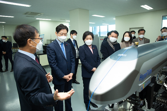 김 지사는 지난 13일 경기도 의왕시 한국철도기술연구원에서 열린 '더불어민주당 K-뉴딜본부 하이퍼튜브 연구현장 간담회'에 참석했다. 경남도청 제공