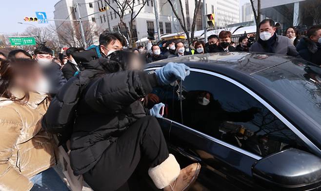 생후 16개월 '정인이'를 학대해 숨지게한 양부모에 대한 첫 공판이 열리는 13일 오전 서울 양천구 남부지방법원에서 공판을 마친 양부 안모씨가 탄 차량이 나오자 시민들이 분노를 표출하고 있다.뉴시스
