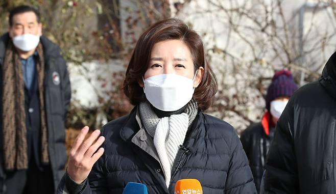 4·7 서울시장 보궐선거 출마를 선언한 국민의힘 나경원 전 의원이 14일 재건축을 추진 중인 서울 금천구의 한 아파트 단지를 방문해 취재진의 질문에 답하고 있다. 국회사진기자단