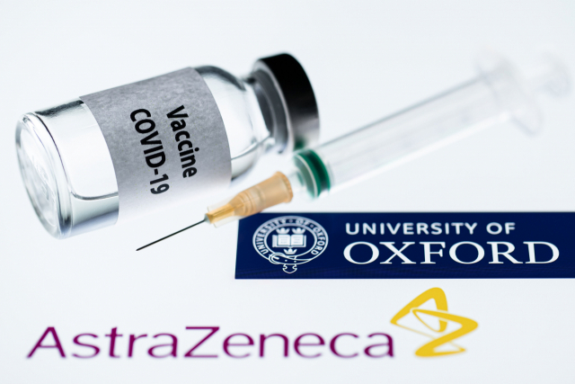 옥스퍼드대·아스트라제네카 로고와 코로나19 백신의 모습./AFP 연합뉴스