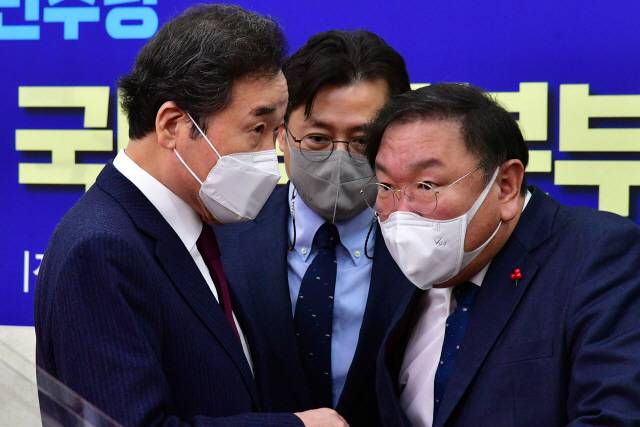 이낙연(왼쪽) 더불어민주당 대표가 14일 오전 국회에서 열린 국난극복 K뉴딜위원회 국난극복본부 점검회의에 참석해 김태년(오른쪽) 원내대표, 홍익표 정책위의장과 대화하고 있다. /권욱기자