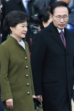 2013년 2월25일 당시 박근혜 대통령이 국회의사당에서 열린 18대 대통령 취임식에서 이명박 전 대통령을 환송하기 위해 함께 단상에서 내려오고 있다. ⓒ 사진공동취재단