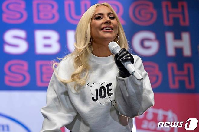 가수 레이디 가가가 작년 11월2일(현지시간) 대선을 하루 앞두고 펜실베이니아주 피츠버그에서 열린 조 바이든 미국 민주당 대선후보의 드라이브 인 선거집회서 공연을 하고 있다. © AFP=뉴스1 © News1 우동명 기자