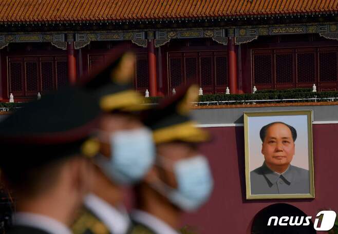 작년 9월30일 중국 베이징 톈안먼 광장에서 엄수된 '열사기념일' 행사에 참석한 중국군 의장대 뒤편으로 마오쩌둥 전 주석의 초상화가 보인다. © AFP=뉴스1