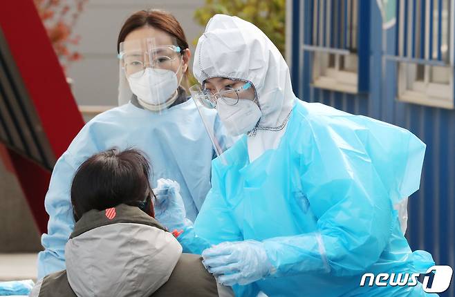 충남 천안 동남구보건소 선별진료소에서 시민들이 검사를 받고 있다. /© News1 김기태 기자