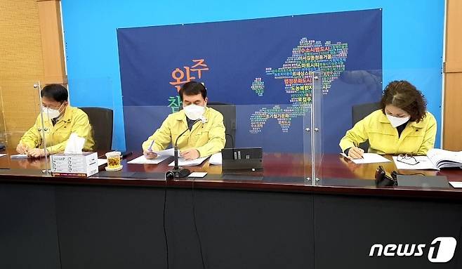 15일 박성일 전북 완주군수가 코로나19 관련 영상회의를 하고 있다.(완주군제공)2021.1.15/뉴스1