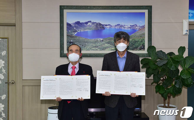 김제시와 김제산립조합이 '김제사랑상품권' 판매대행 협약식을 갖고 있다. /© 뉴스1