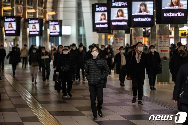 13일 오후 일본 도쿄 시나가와역 구내를 마스크를 착용한 시민들이 지나가고 있다. © AFP=뉴스1