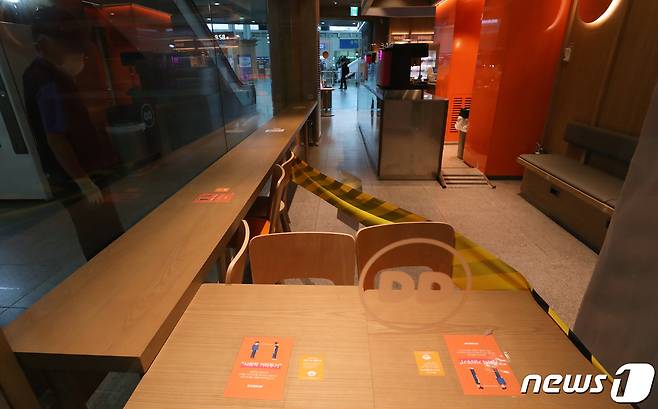 지난 7일 오전 서울 시내의 한 프랜차이즈 카페에 사회적 거리두기를 위해 빼놓은 의자와 테이블이 치워져 있다. /뉴스1 © News1 이동해 기자