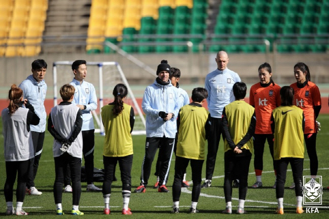 콜린 벨 감독이 이끄는 여자축구대표팀이 지난해 11월 부산에서 훈련하는 모습.제공 | 대한축구협회