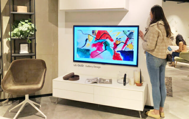 고객이 홍콩 샤틴(Shatin)에 위치한 보컨셉 매장에 설치된 LG 올레드 갤러리 TV를 살펴보고 있다.(사진=LG전자)