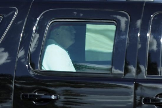 도널드 트럼프 미국 대통령이 플로리다주 웨스트팜비치의 '트럼프 인터내셔널 골프 클럽'에서 골프를 친 뒤에 차를 타고 숙소인 마러라고 리조트로 돌아가고 있다.  AP=연합뉴스