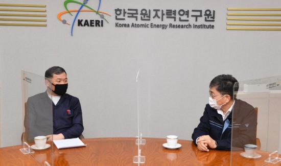 15일 오규석 기장군수(왼쪽)가 대전 한국원자력연구원을 방문해 박원석 원장(오른쪽)에게 국책사업인 ‘수출용 신형연구로 개발 및 실증사업’의 신속한 사업추진을 위한 협조를 당부했다.