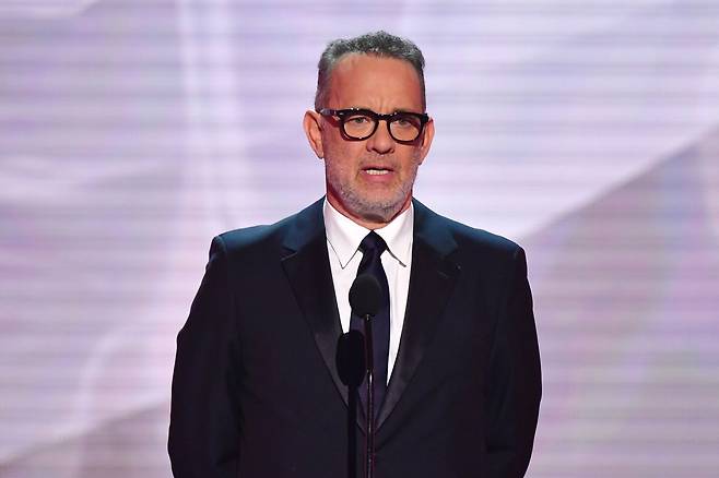 <YONHAP PHOTO-0865> (FILES) In this file photo actor Tom Hanks speaks onstage during the 25th Annual Screen Actors Guild Awards show at the Shrine Auditorium in Los Angeles on January 27, 2019. - Joe Biden has cast himself as a unifier for the nation, but there is someone else the incoming administration hopes can help start healing a divided United States next week: universally beloved actor Tom Hanks. The "Forrest Gump" star will host a special program broadcast simultaneously on all major US networks on the night of Biden's inauguration, American media reported. (Photo by Frederic J. BROWN / AFP)/2021-01-14 04:50:52/ <저작권자 ⓒ 1980-2021 ㈜연합뉴스. 무단 전재 재배포 금지.>