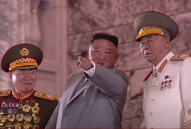 지난해 10월 10일 열린 북한 노동당 창건 75주년 열병식에서 김정은이 당간부들과 열병식을 보며 대화를 나누고있다./조선중앙TV