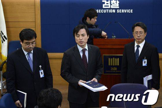 신임 감사위원에 임명 제청된 조은석 전 법무연수원장(가운데). 사진은 조 전 연수원장이 대검 형사부장이던 2014년 1월 대검 기자실에서 취재진에 답하는 모습/뉴스1