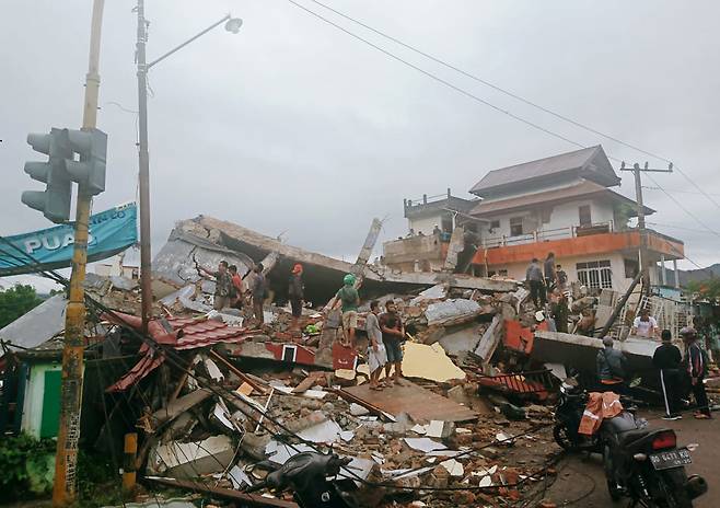 15일(현지 시각) 인도네시아 마무주 지진 현장의 모습. /AP 연합뉴스