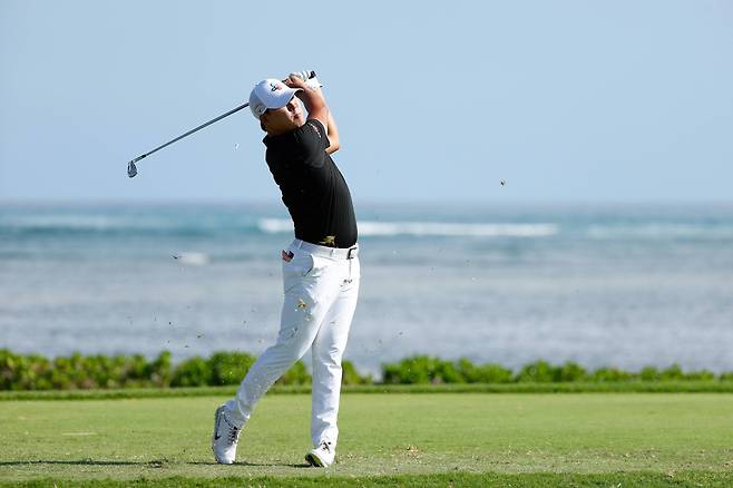<YONHAP PHOTO-2030> HONOLULU, HAWAII - JANUARY 14: Si Woo Kim of South Korea plays his shot from the 17th tee during the first round of the Sony Open in Hawaii at the Waialae Country Club on January 14, 2021 in Honolulu, Hawaii.   Cliff Hawkins/Getty Images/AFP == FOR NEWSPAPERS, INTERNET, TELCOS & TELEVISION USE ONLY ==/2021-01-15 11:28:38/ <저작권자 ⓒ 1980-2021 ㈜연합뉴스. 무단 전재 재배포 금지.>