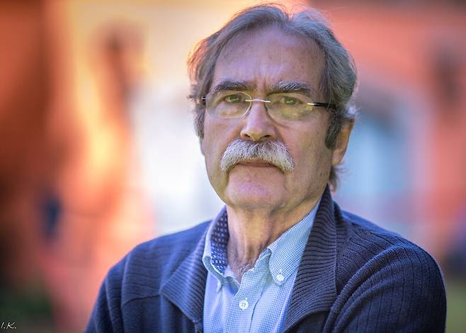 한국에 처음 소개되는 카탈루냐 작가 자우메 카브레의 소설 <나는 고백한다>(전3권)는 바이올린 한 대를 매개로 삼아 악의 연대기와 본질을 다룬 작품이다. ⓒ Itamar Katz