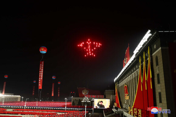 14일 북한 평양 김일성 광장에서 열린 제8차 당대회 기념 열병식에 등장한 북한 비행 편대의 모습. 연합뉴스