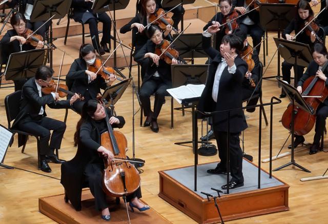 지난해 8월 서울 서초동 예술의전당에서 열린 '2020교향악축제'에서 지중배(오른쪽) 지휘자가 첼리스트 이상은(왼쪽), KBS교향악단과 엘가의 '첼로 협주곡'을 연주하고 있다. 한국인이 좋아하는 E 단조 작품 중 하나로, 아련한 첼로 선율과 차분한 오케스트라의 합주가 심금을 울린다. 예술의전당 제공