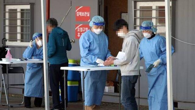 순천시보건소 선별진료소에서 시민이 코로나19 진단검사 절차를 안내받고 있다.