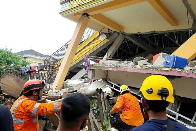 15일 새벽 규모 6.2 지진이 발생한 인도네시아 서부술라웨시주 마무주의 붕괴된 건물에서 구조 작업이 진행되고 있다. 마무주=AFP연합뉴스