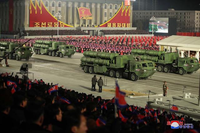 14일 북한 평양에서 당 제8차 대회 기념 열병식이 열렸다고 조선중앙통신이 15일 보도했다. 연합뉴스 조선종앙통신