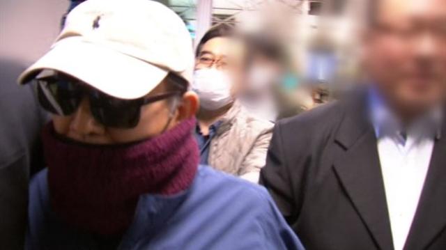 김학의(왼쪽) 전 법무부 차관이 2019년 3월 23일 새벽 출국을 시도하다 제지당하고 인천공항 출국장으로 빠져나오는 모습. JTBC 캡처